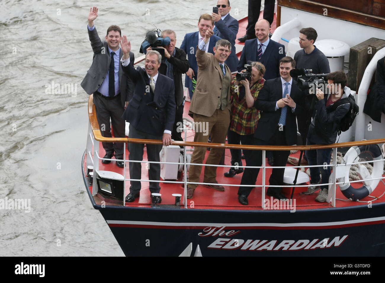 London, UK. 15. Juni 2016. Nigel Farage (2 L), Führer der britischen Anti-Einwanderungs UKIP, winkt der Masse auf einem Schiff eine Flottille während einer Kampagne zur Unterstützung von Großbritannien um die Europäische Union in London, Großbritannien, am 15. Juni 2016 überlassen. Bildnachweis: Xinhua/Alamy Live-Nachrichten Stockfoto