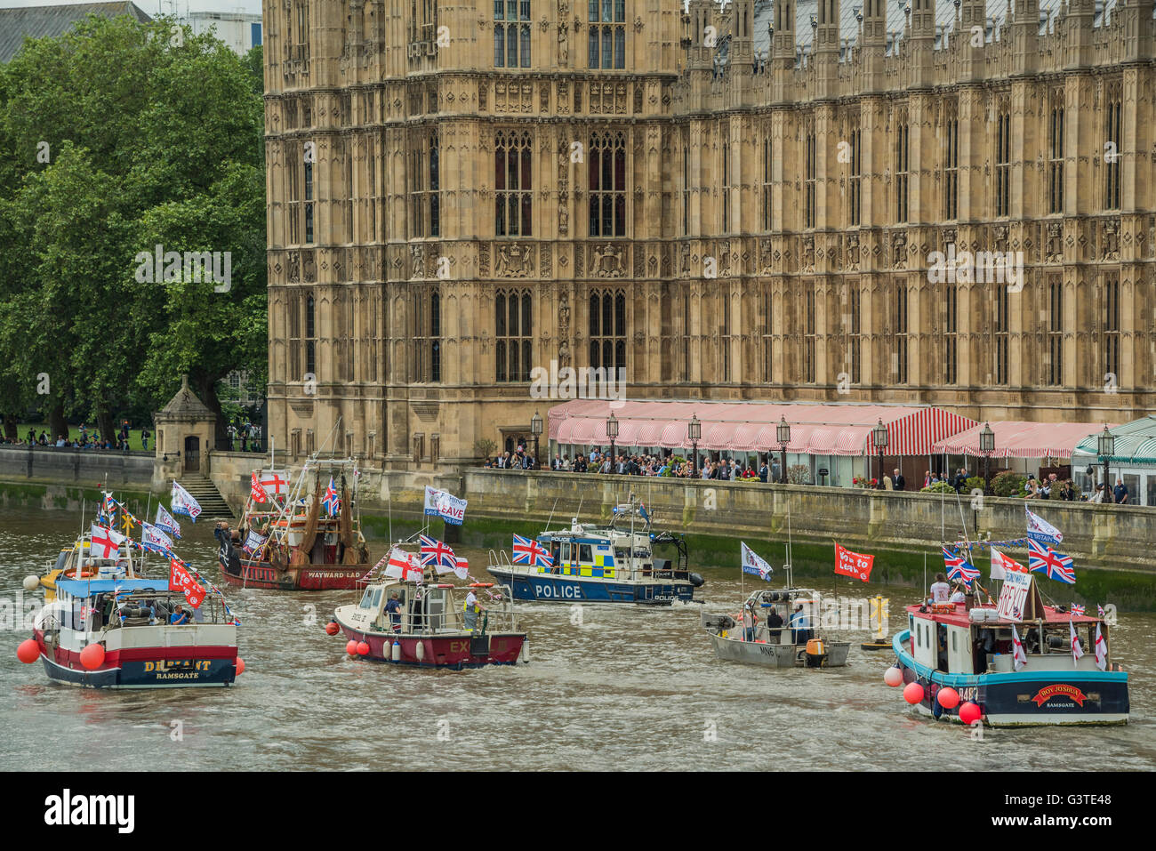 London, UK. 15. Juni 2016. Boote passieren der überfüllten Bars auf der Terrasse des Parlaments - Nigel Farage, der Anführer der Ukip, schließt sich eine Flotte von Fischkuttern, die Themse zum Parlament zu fordern Rückzug des Vereinigten Königreichs aus der EU in einem Protest zeitlich zusammenfallen mit Fragen des Premierministers. Bildnachweis: Guy Bell/Alamy Live-Nachrichten Stockfoto
