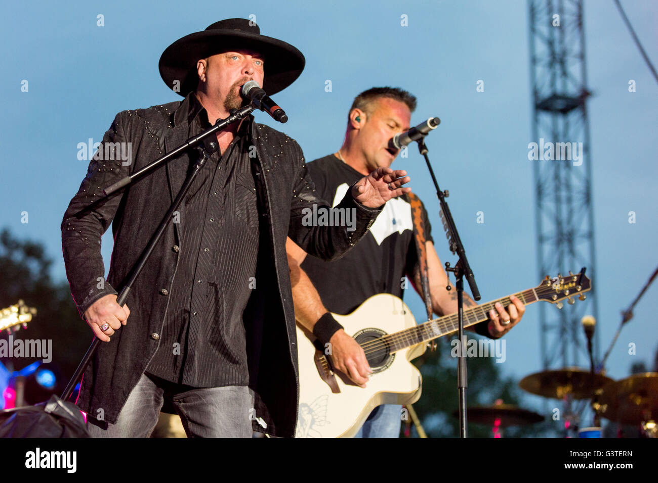 Oshkosh, Wisconsin, USA. 14. Juni 2016. Country-Musiker EDDIE MONTGOMERY (L) und TROY GENTRY von Montgomery Gentry durchführen live im Ford Field Festival im Land USA Musikfestival in Oshkosh, Wisconsin © Daniel DeSlover/ZUMA Draht/Alamy Live News Stockfoto