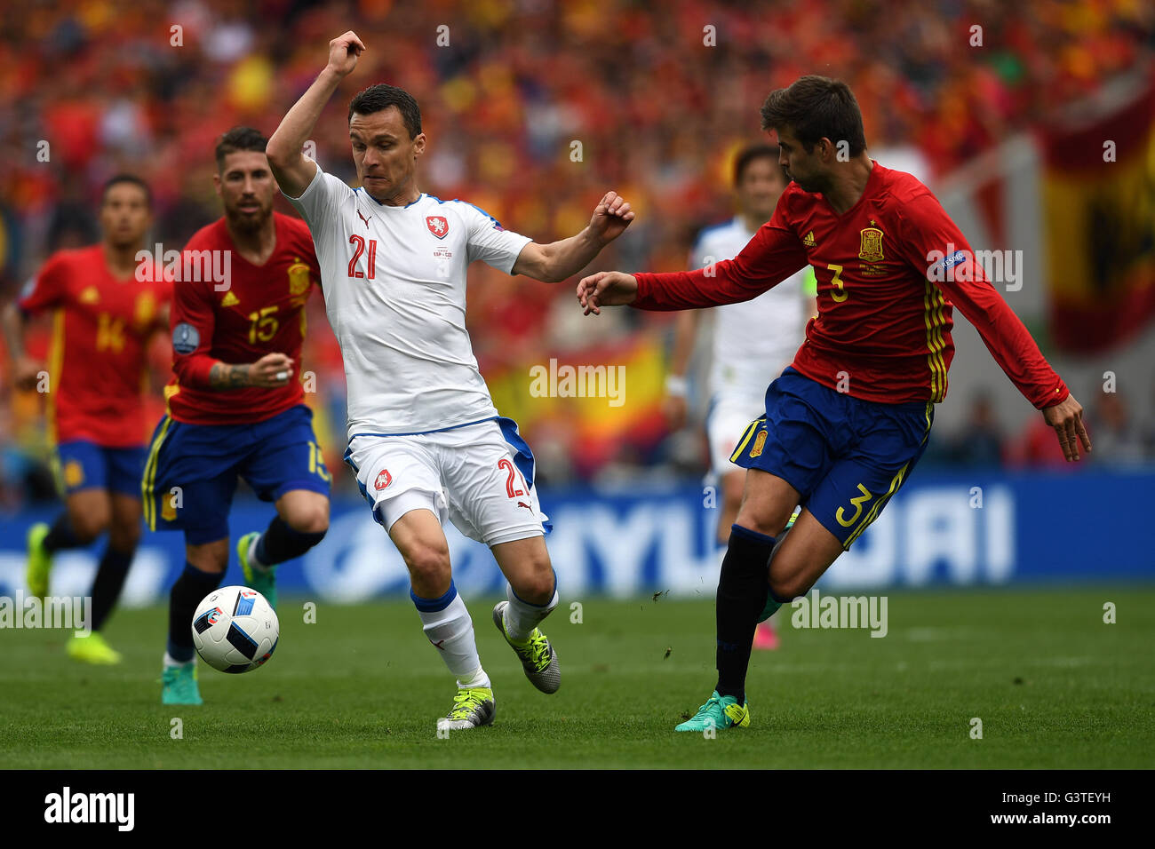 Toulouse, Frankreich. 13. Juni 2016. Gerard Pique (L) von Spanien wetteifert um den Ball mit David Lafata (L) der Tschechischen Republik in der Gruppe D-Fußballspiel der UEFA EURO 2016 zwischen Spanien und Tschechien im Stadion de Toulouse in Toulouse, Frankreich, 13. Juni 2016. Foto: Federico Gambarini/Dpa/Alamy Live News Stockfoto