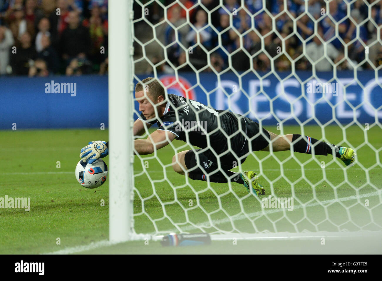 14.06.2016. Stade Geoffroy-Guichard, St Emillion, Frankreich. Fußball-Europameisterschaft, Gruppe F. Portugal gegen Island.   Hannes Halldorsson (Eis) Tauchgänge zu seiner linken, den Ball zu speichern Stockfoto