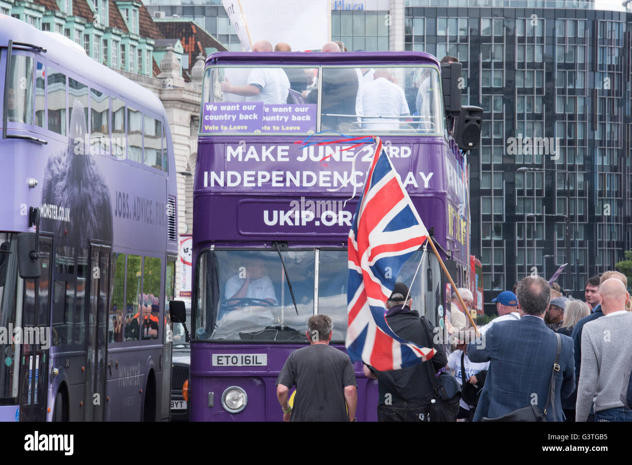 London, UK. 15. Juni 2016., UKIP Bus verbindet verlassen EU-Befürworter auf Westminster Bridge während der Fischerei für Urlaub Demonstration auf der Themse Kredit: Ian Davidson/Alamy Live News Stockfoto