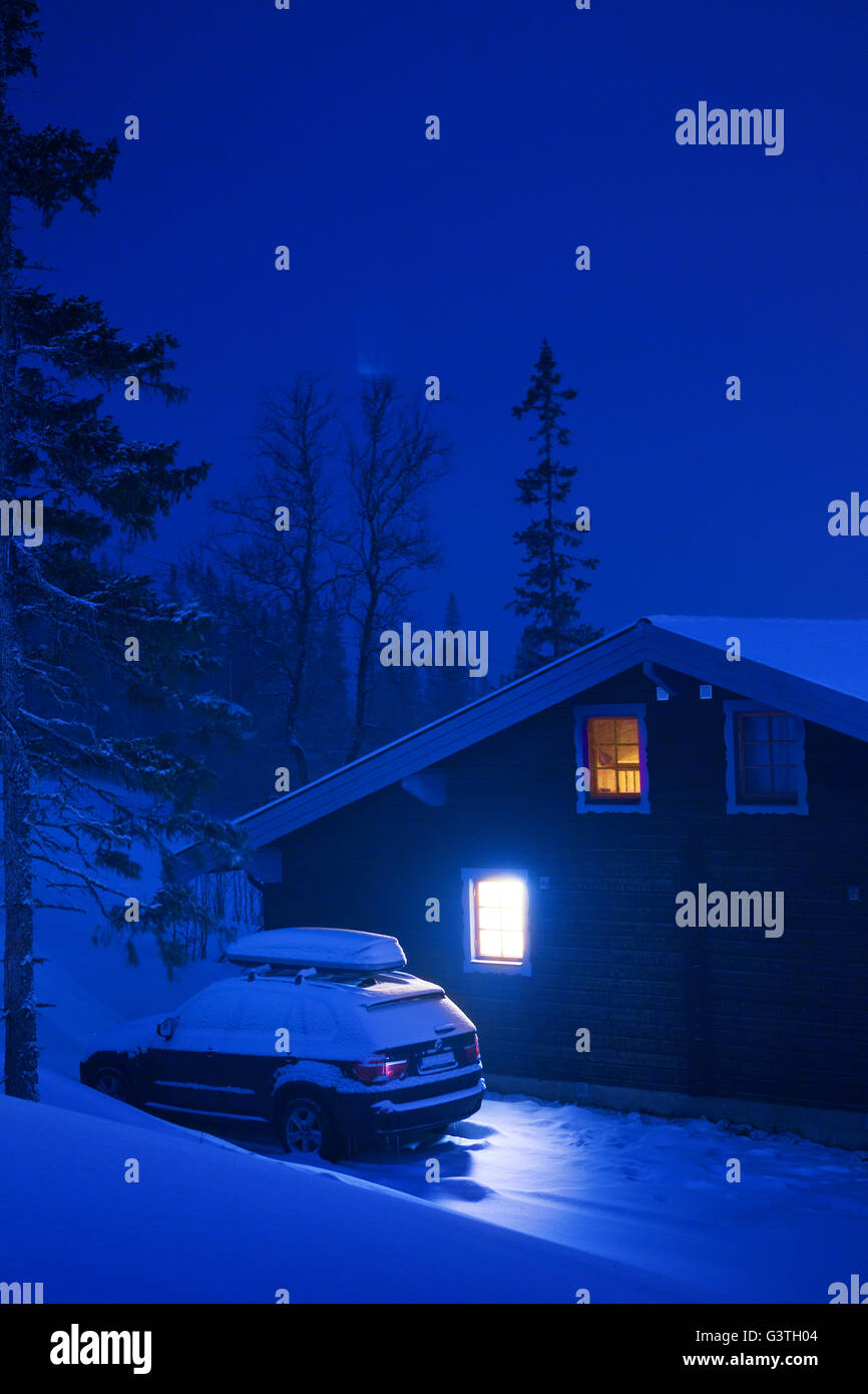 Schweden, Jamtland, Bydalsfjallen, Ansicht von Haus und Auto im Ski resort in der Nacht Stockfoto