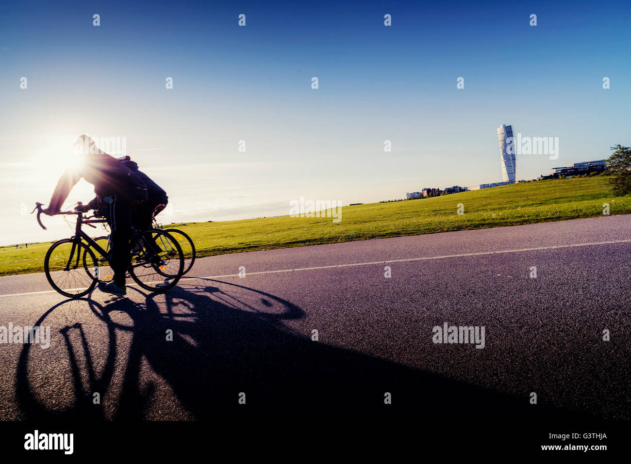 Skane, Malmö, Schweden, Ribersborg, Seitenansicht der Radfahrer im Park Stockfoto
