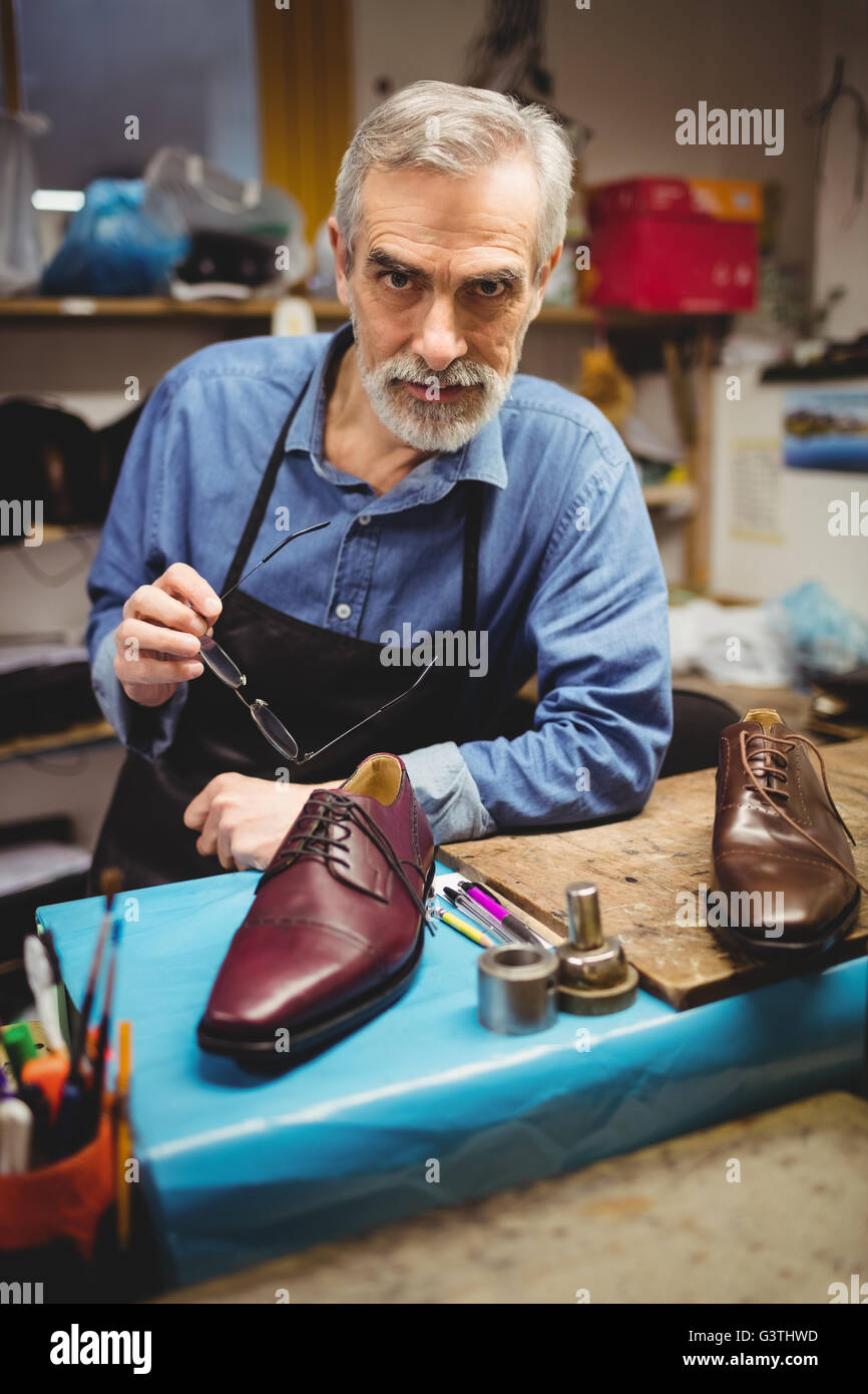 Schuster, ohne seine Brille posiert Stockfoto