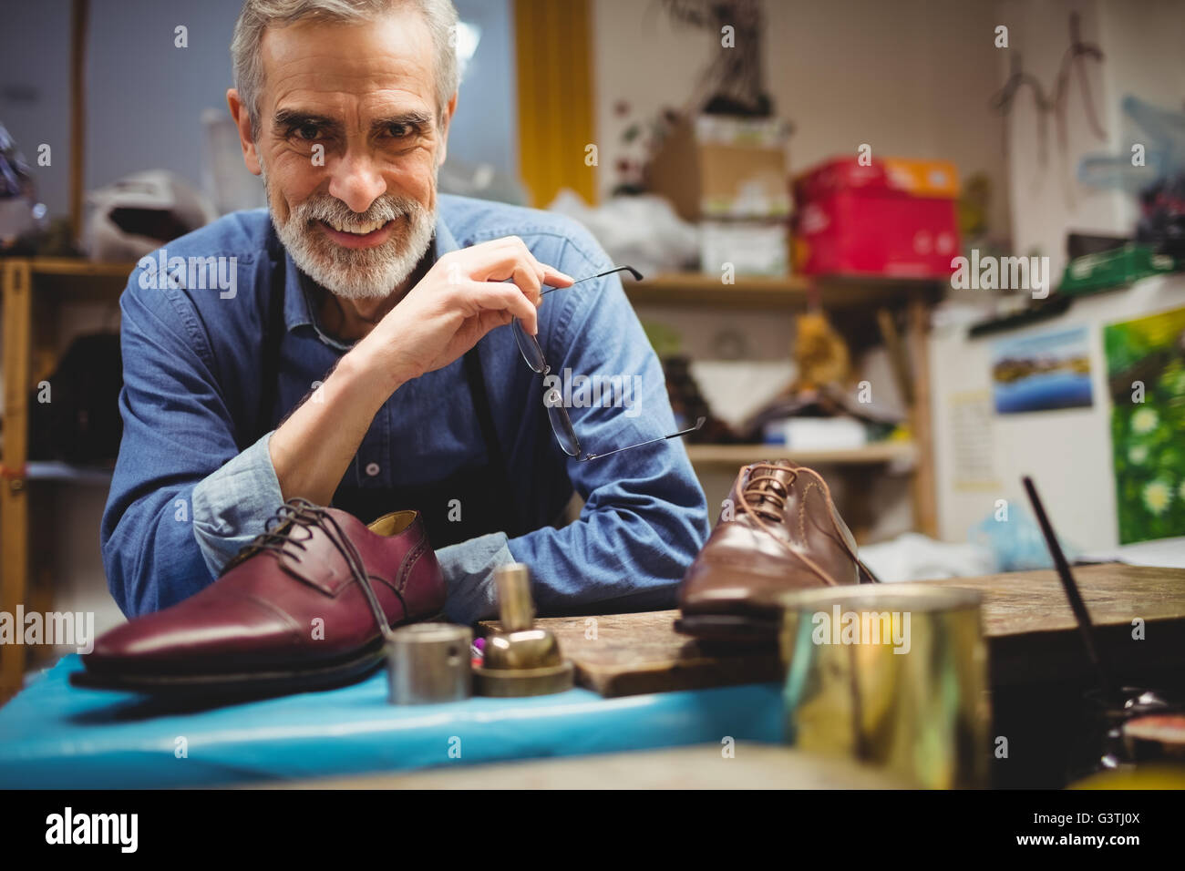 Schuster, Lächeln und posieren ohne seine Brille Stockfoto