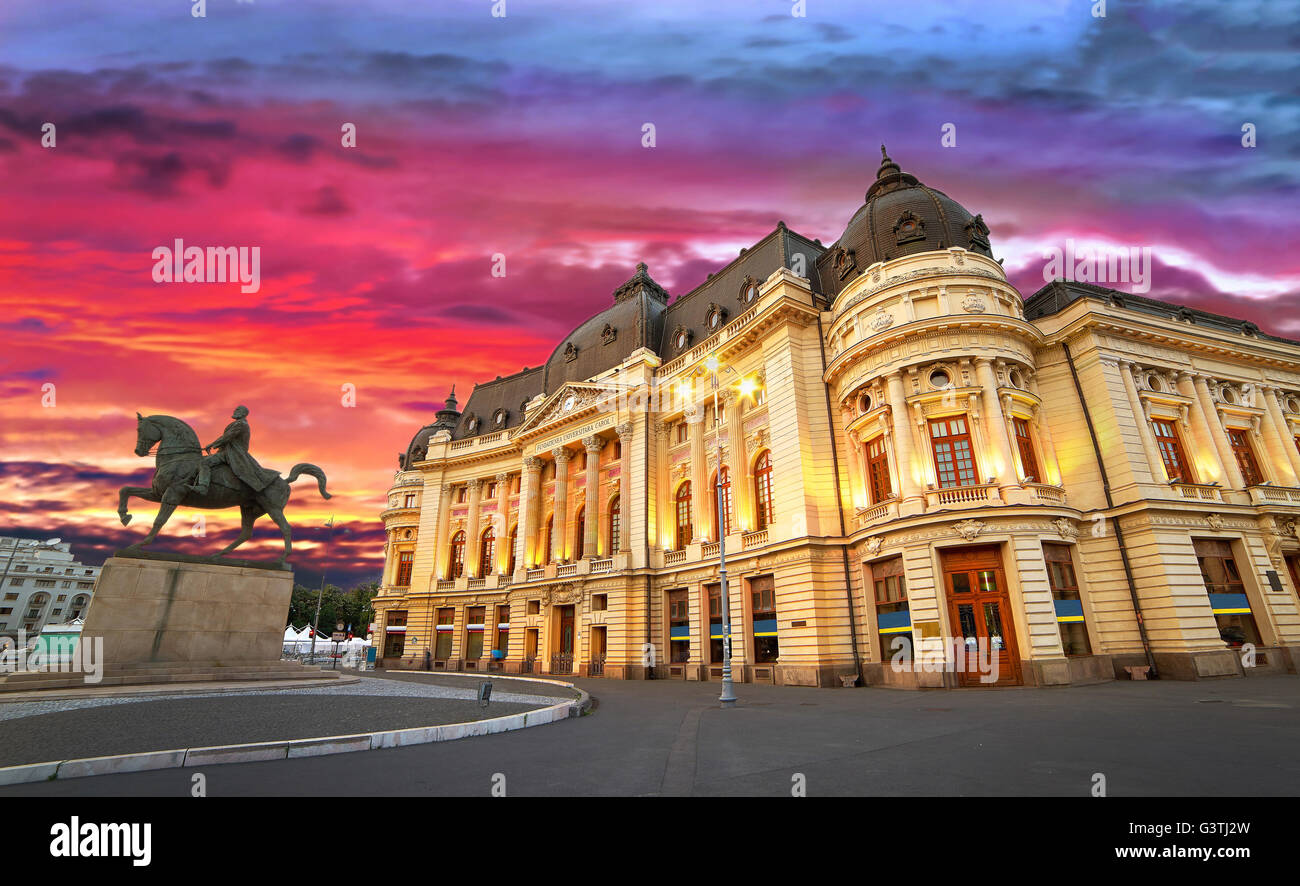 Bukarest bei Nacht. Sonnenuntergang an der Universitätsbibliothek. Stockfoto