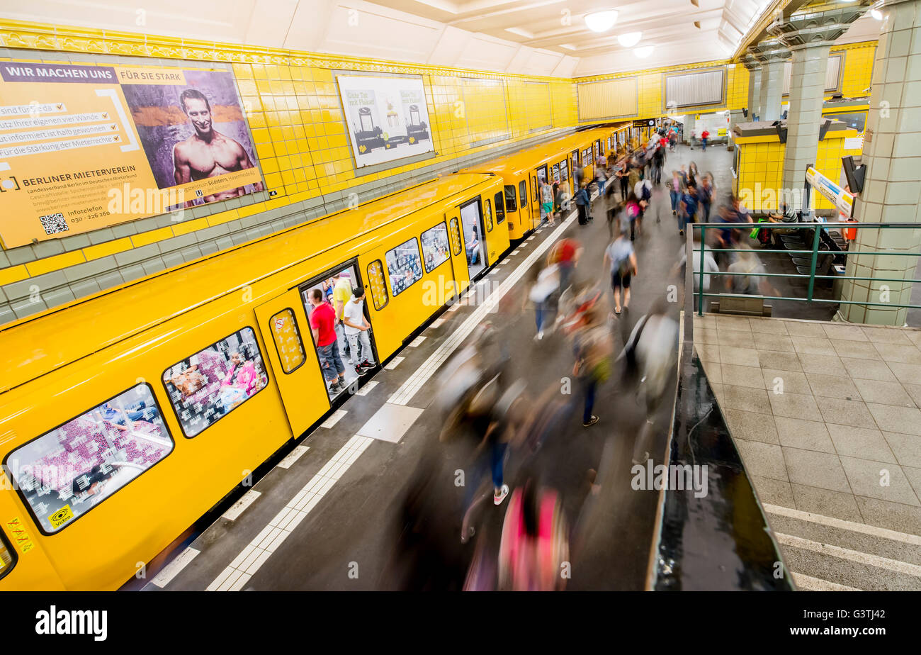 Deutschland, Berlin, UBahnhof Frankfurter Tor, MetroZug und bewegt