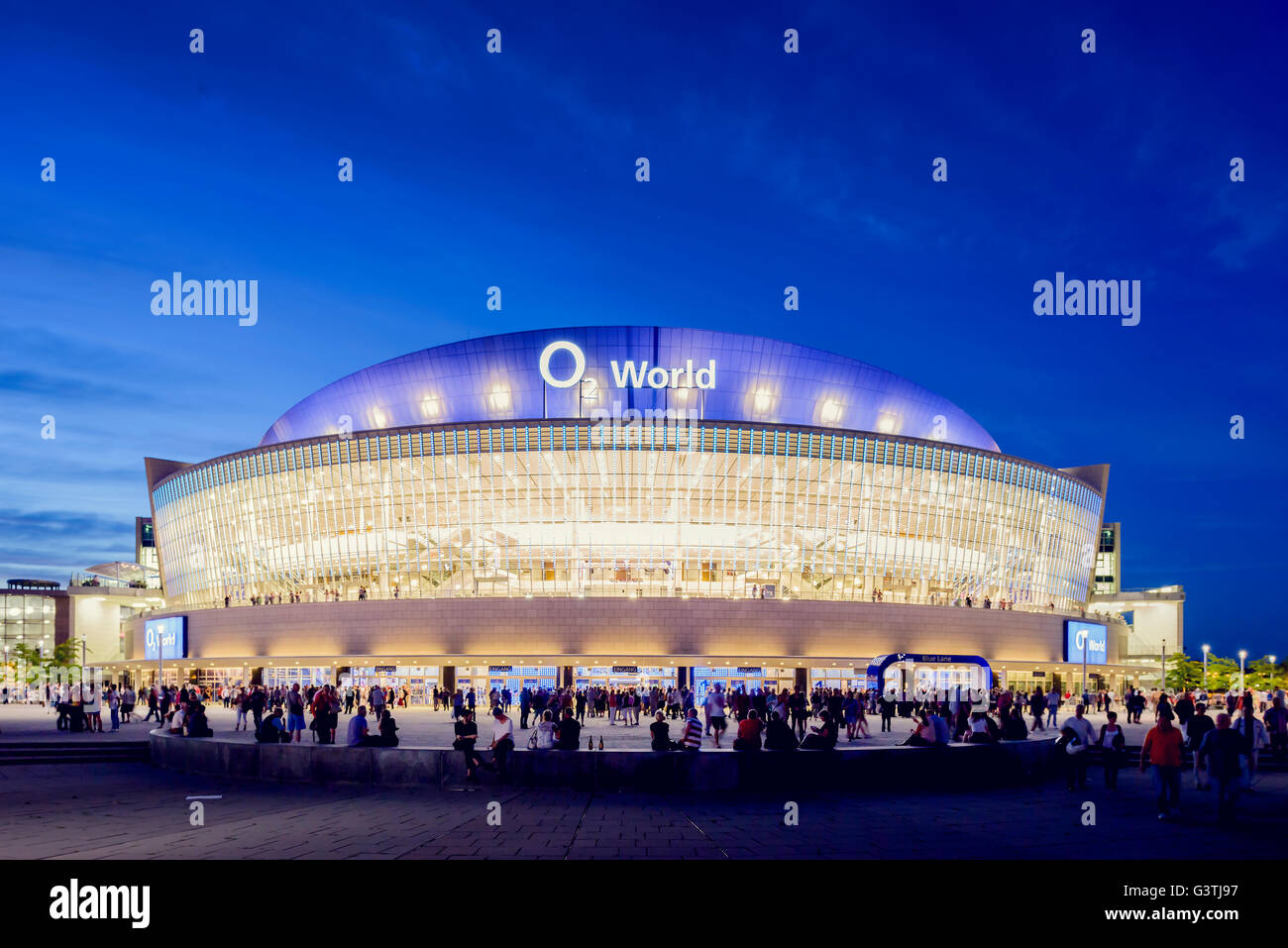 Deutschland, Berlin, O2 World, die nachts beleuchtet Stockfoto