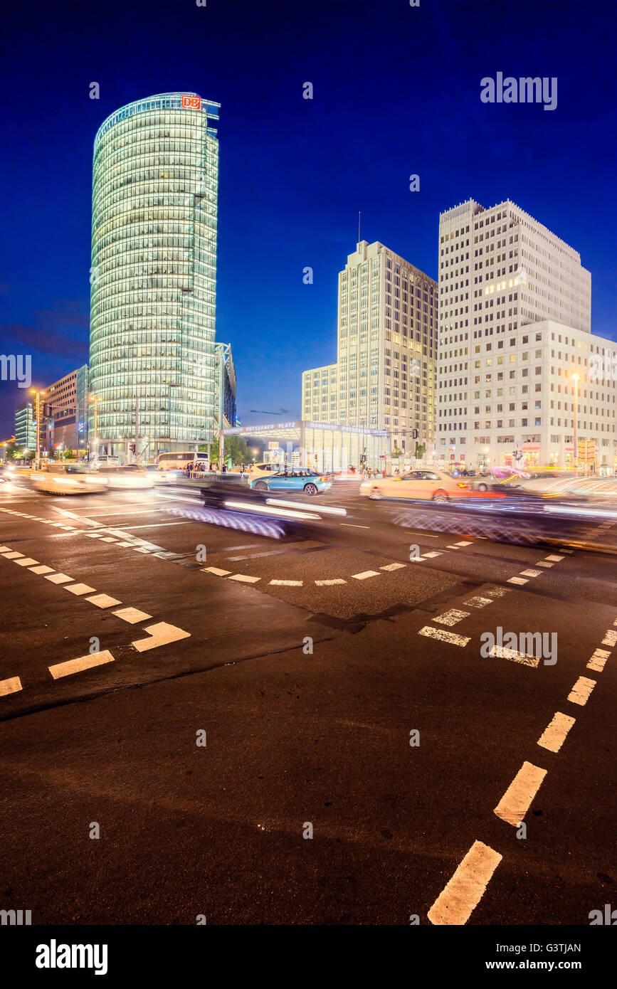 Deutschland, Berlin, Potsdamer Platz, Road-Kreuzung und beleuchteten Wolkenkratzer in der Nacht Stockfoto