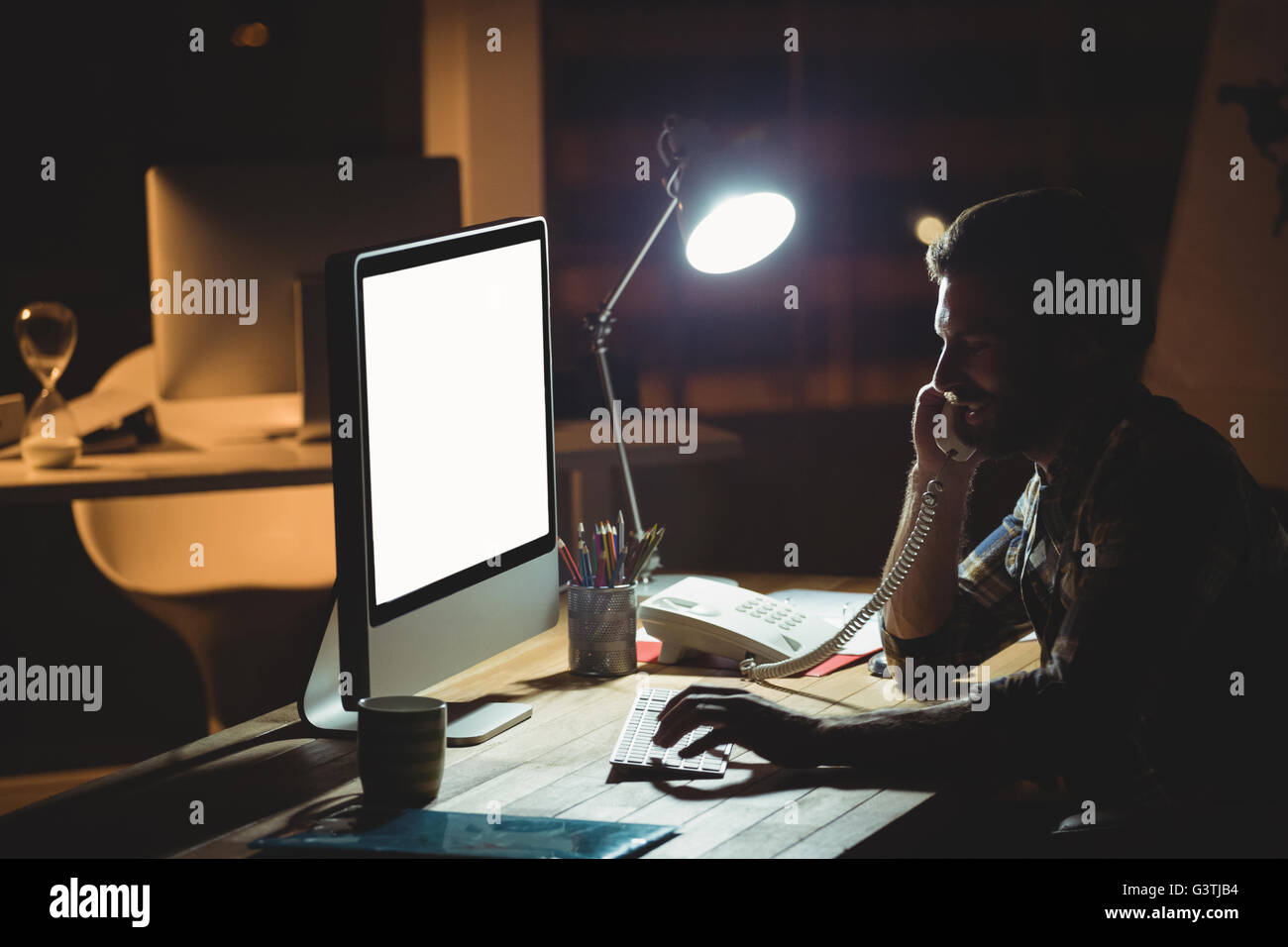 Geschäftsmann in der Nacht einen Anruf tätigen Stockfoto