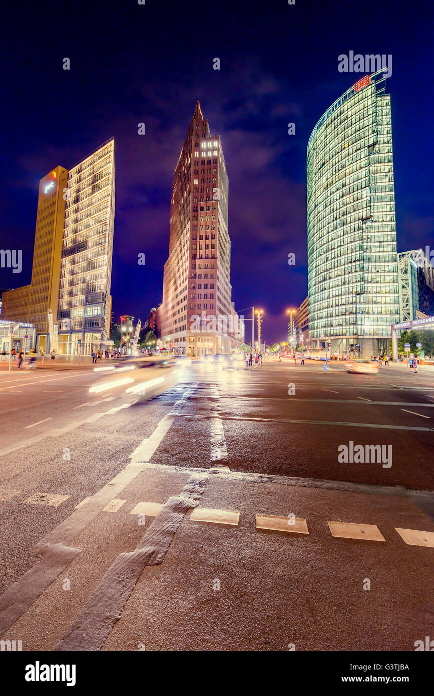 Deutschland, Berlin, Potsdamer Platz, Road-Kreuzung und beleuchteten Wolkenkratzer in der Nacht Stockfoto