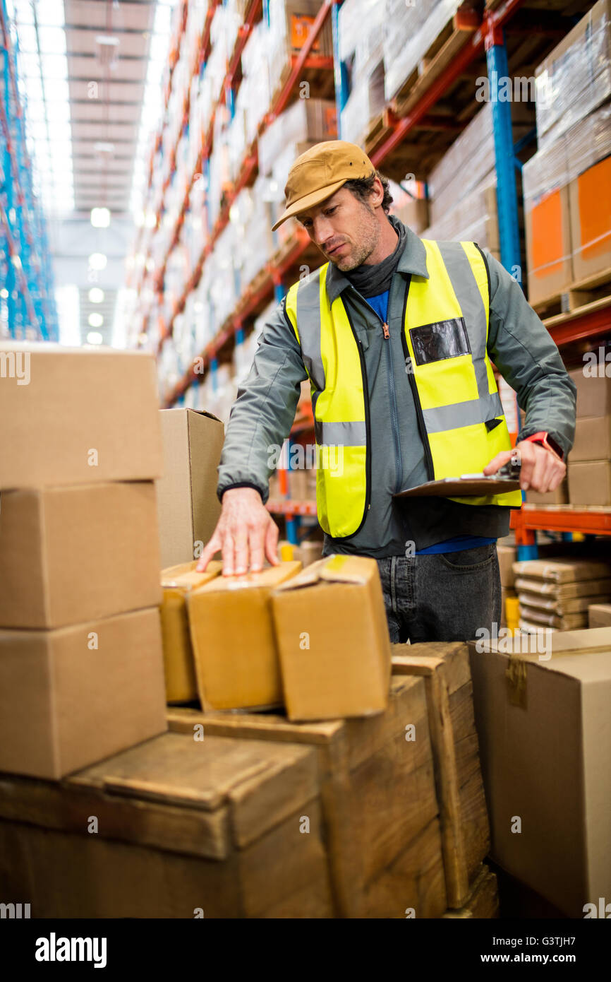 Arbeiter, die die Parzellen suchen Stockfoto