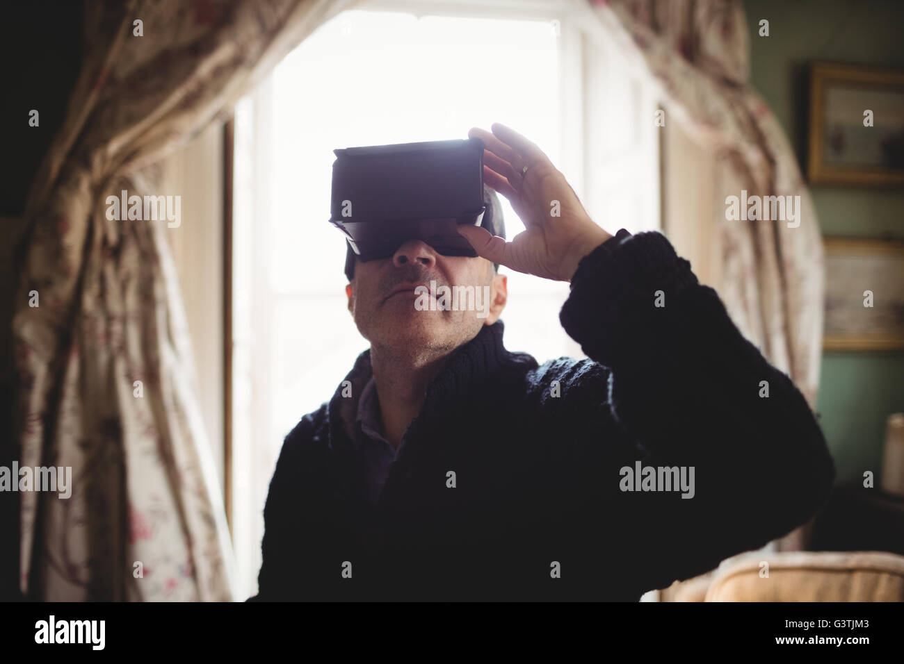 Mann mit intelligenten Brille Stockfoto