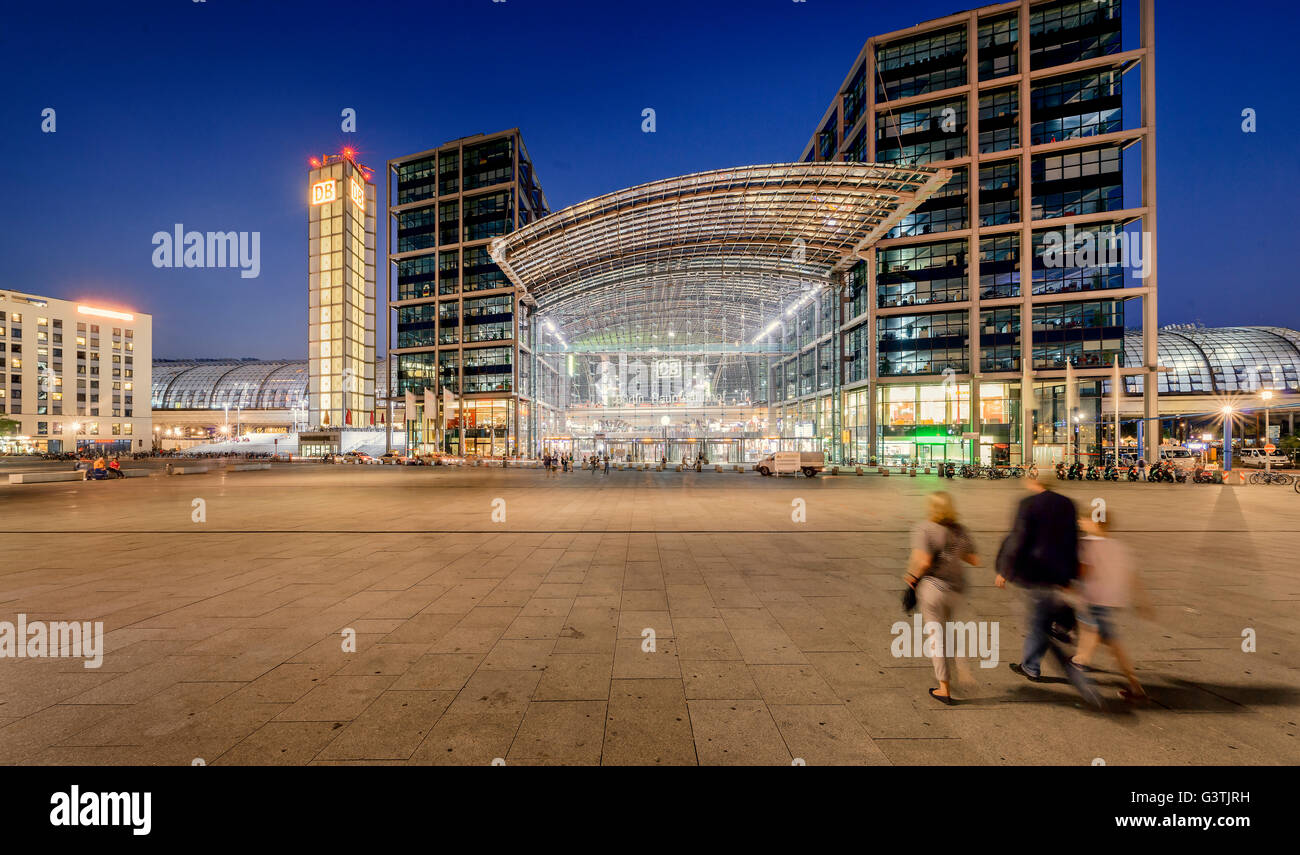 Deutschland, Berlin, Berliner Hauptbahnhof, nachts beleuchtet Stockfoto