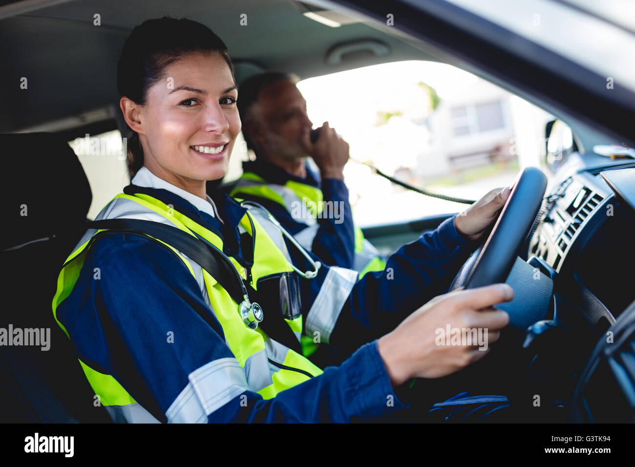 Ambulancewoman Steuerwagen Krankenwagen Stockfoto