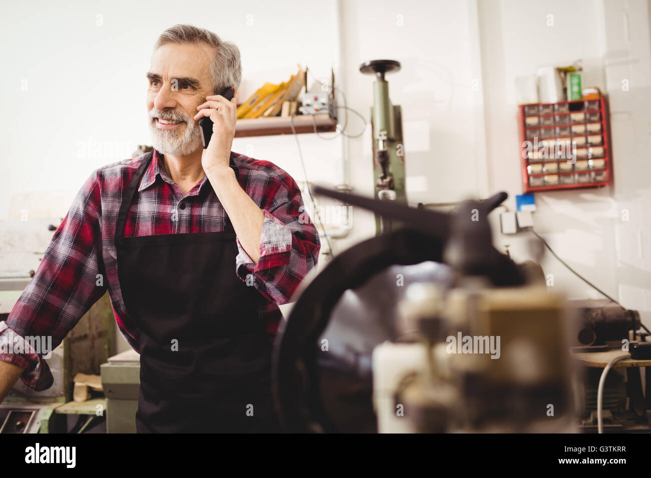 Schuster mit seinem Handy anrufen Stockfoto