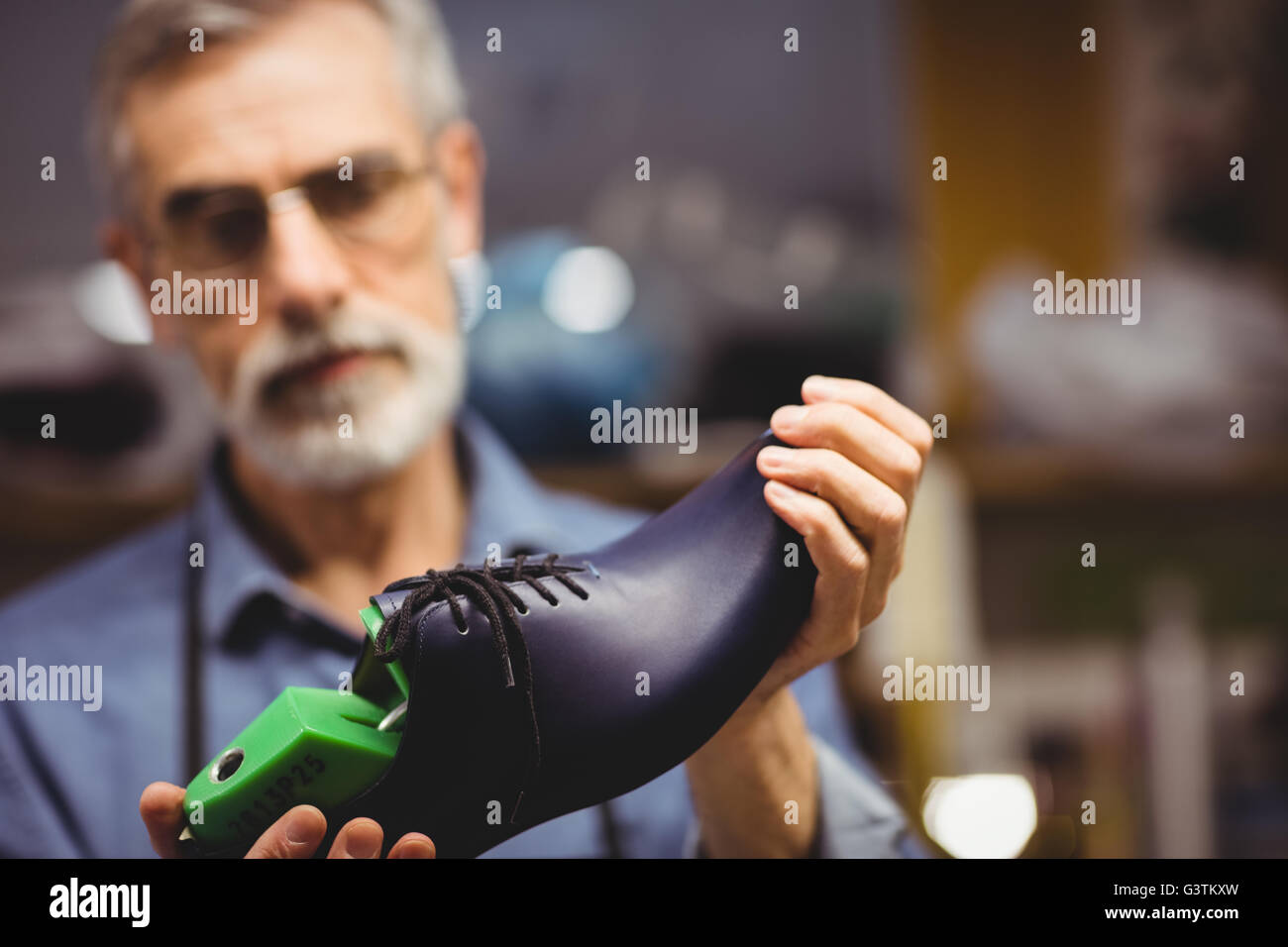 Fokus auf Vordergrund eines Schuhs Stockfoto