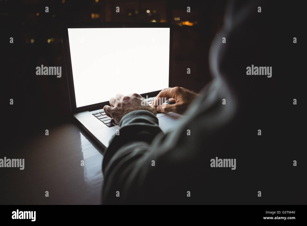 Hacker mit einem laptop Stockfoto