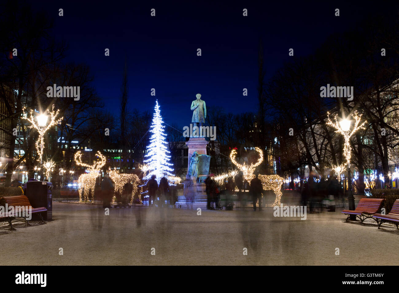 Finnland, Helsinki, Esplanadin blieb, Stadtplatz beleuchtet mit Weihnachtsbeleuchtung Stockfoto