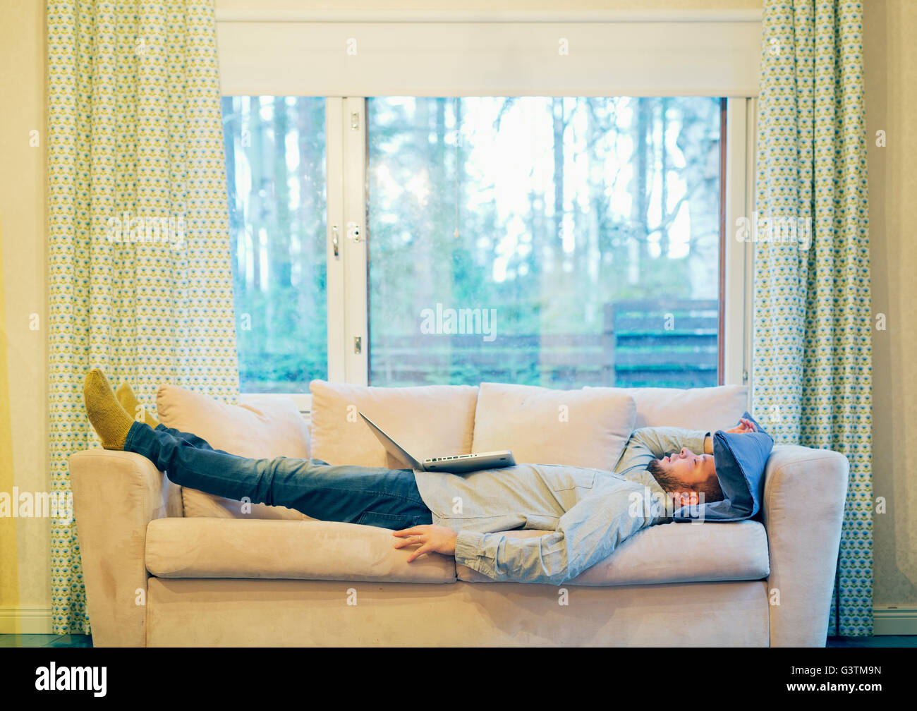 Mein Mann Schläft Immer Auf Dem Sofa Mann liegt auf dem sofa -Fotos und -Bildmaterial in hoher Auflösung – Alamy