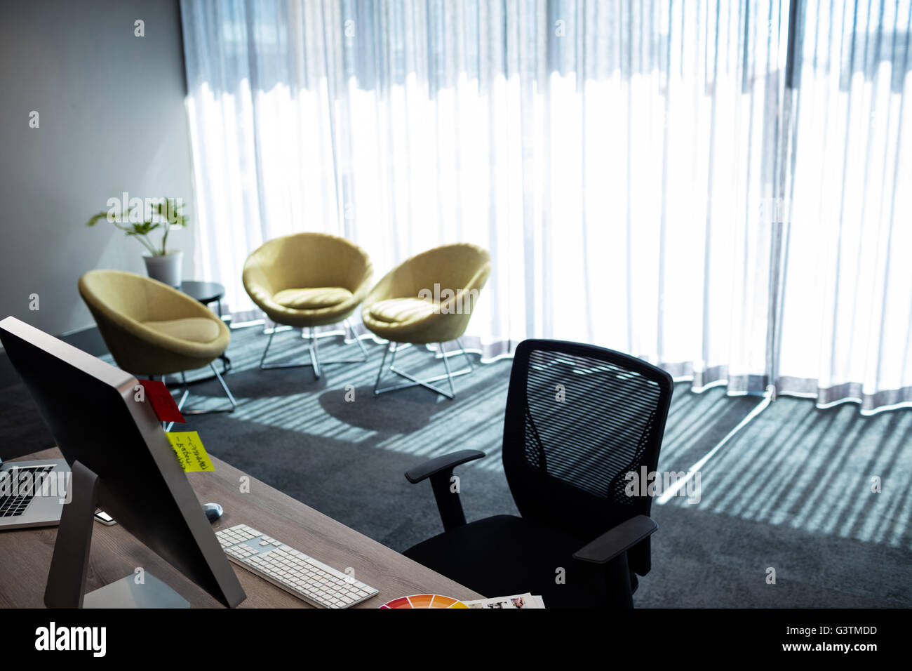 Blick auf einem Computer Schreibtisch modernen Büro Stockfoto