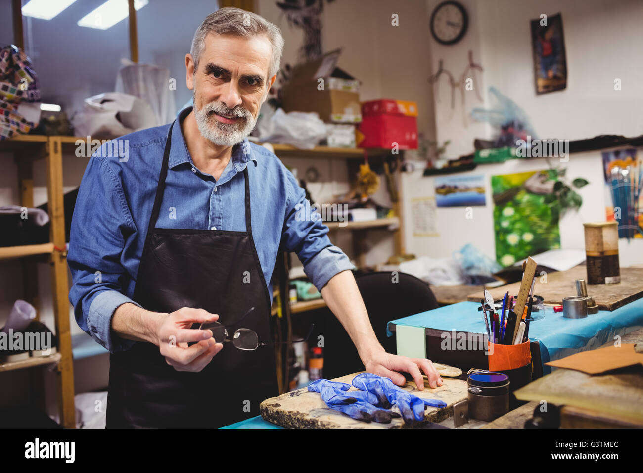 Schuster, ohne seine Brille posiert Stockfoto
