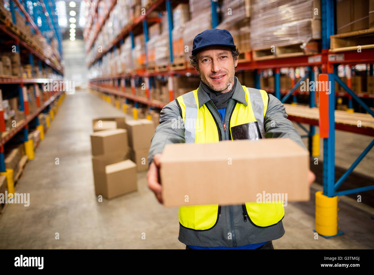 Lagerarbeiter, halten eine kleine box Stockfoto