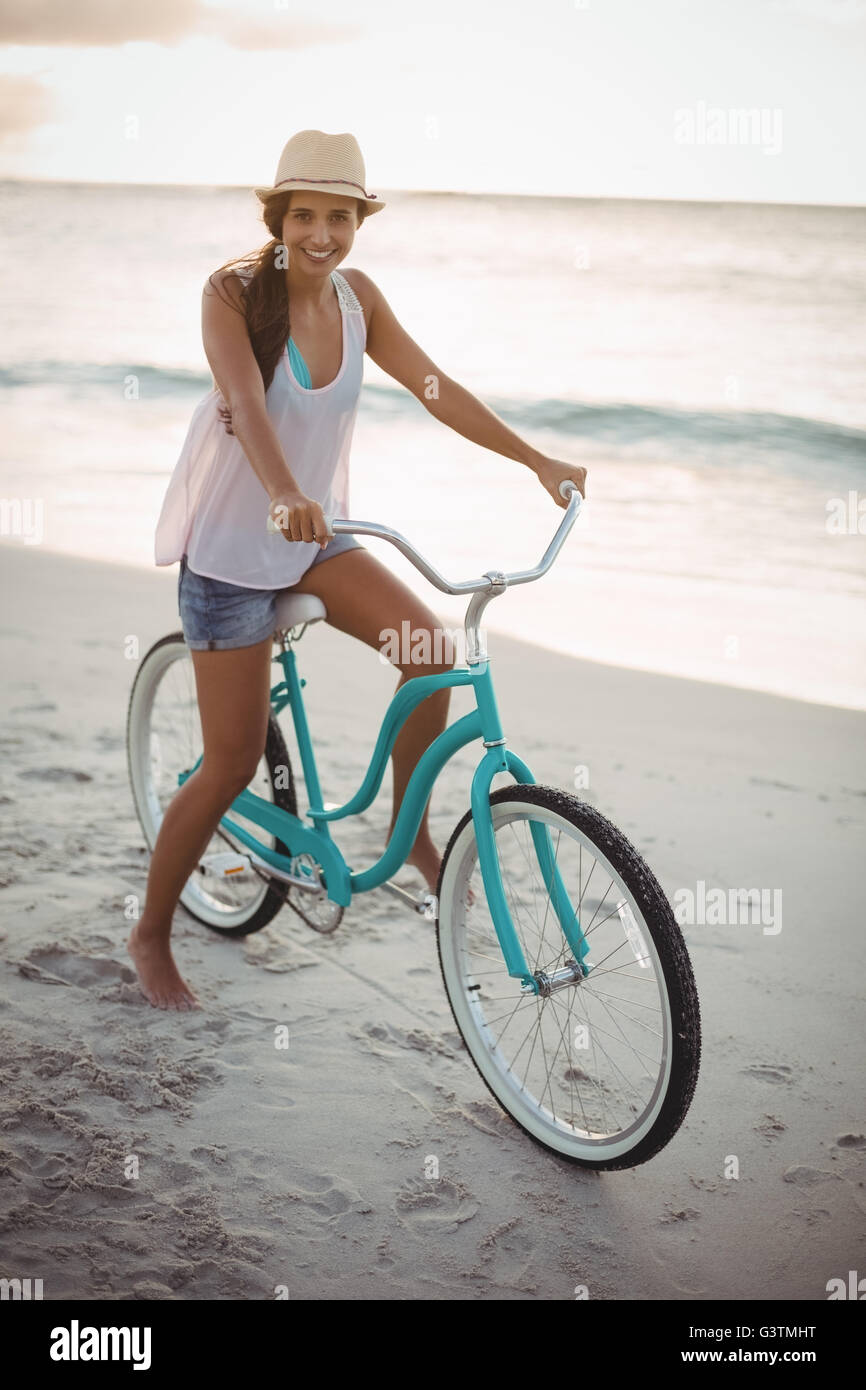 Porträt der lächelnde Frau mit Fahrrad Stockfoto
