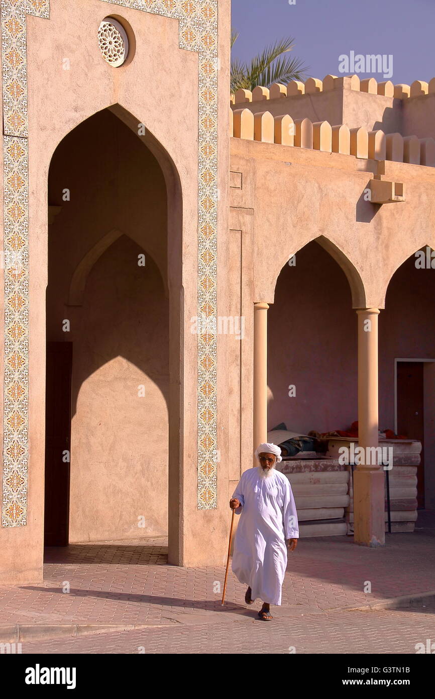 Ein omanischer Greis in Nizwa Altstadt, westlichen Hajar, Oman traditionell gekleidet Stockfoto