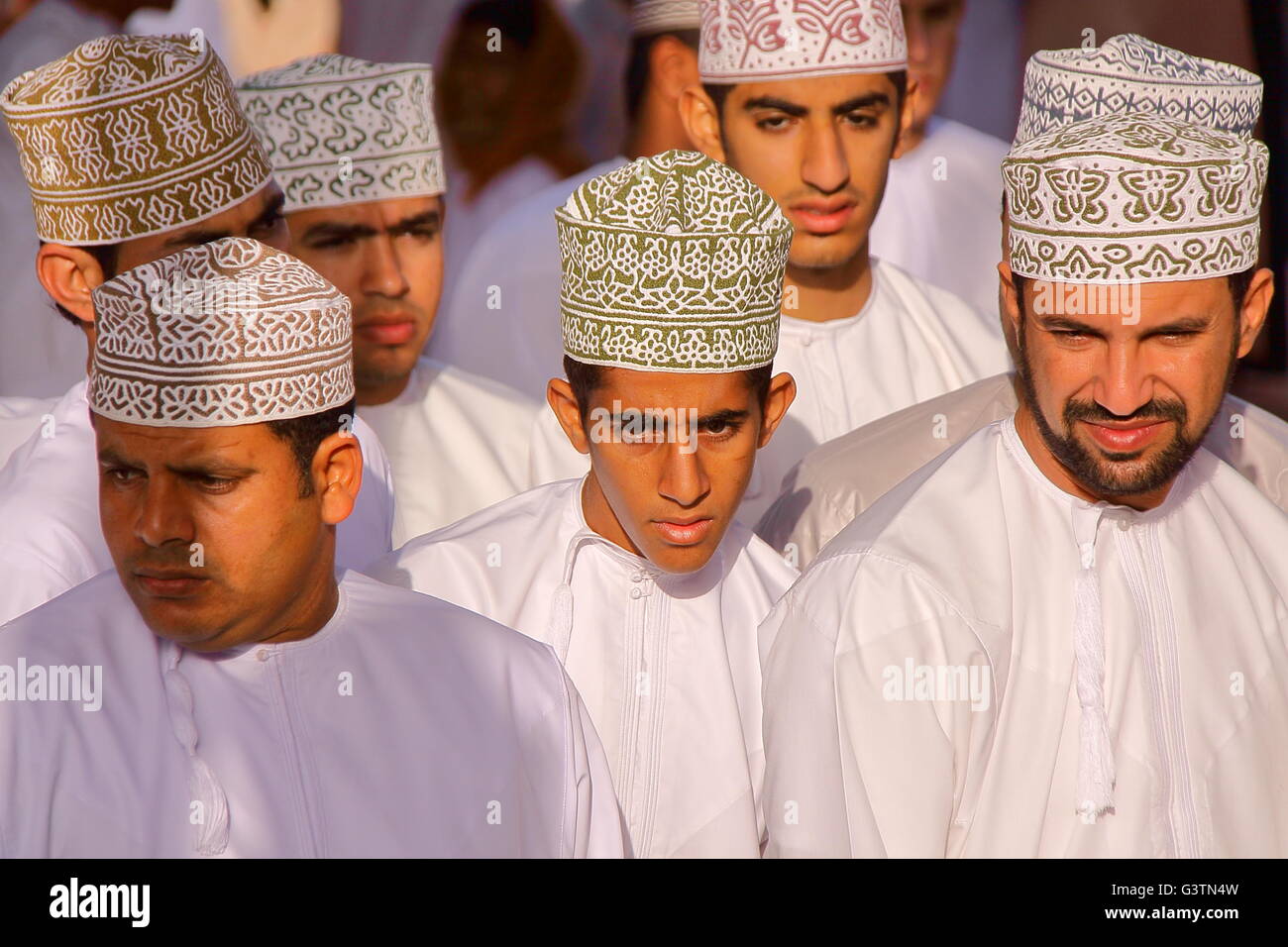 Omanischen Männer traditionell gekleidet, Teilnahme an der Ziege-Markt in Nizwa, westlichen Hajar, Oman Stockfoto