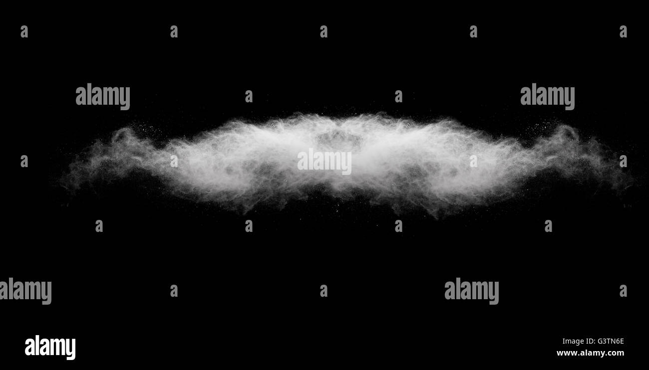 Weißes Pulver-Explosion auf schwarzem Hintergrund isoliert Stockfoto