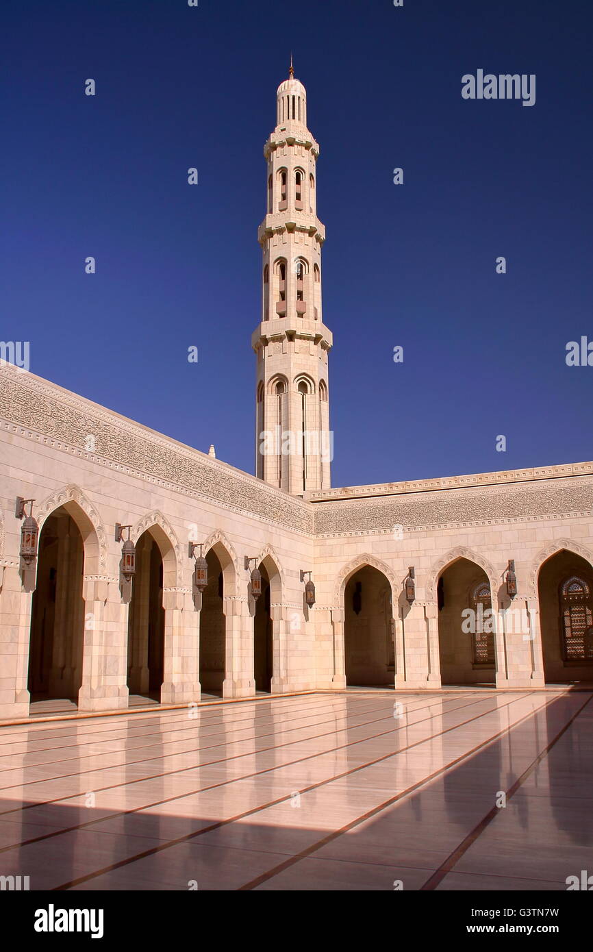 Minarett und Innenhof mit Arkaden an Sultan-Qabus-Moschee in Maskat, Oman Stockfoto