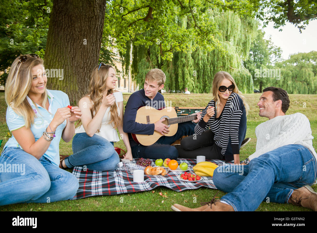 Freunden ein Picknick am Ufer des Flusses Cam in Cambridge. Stockfoto