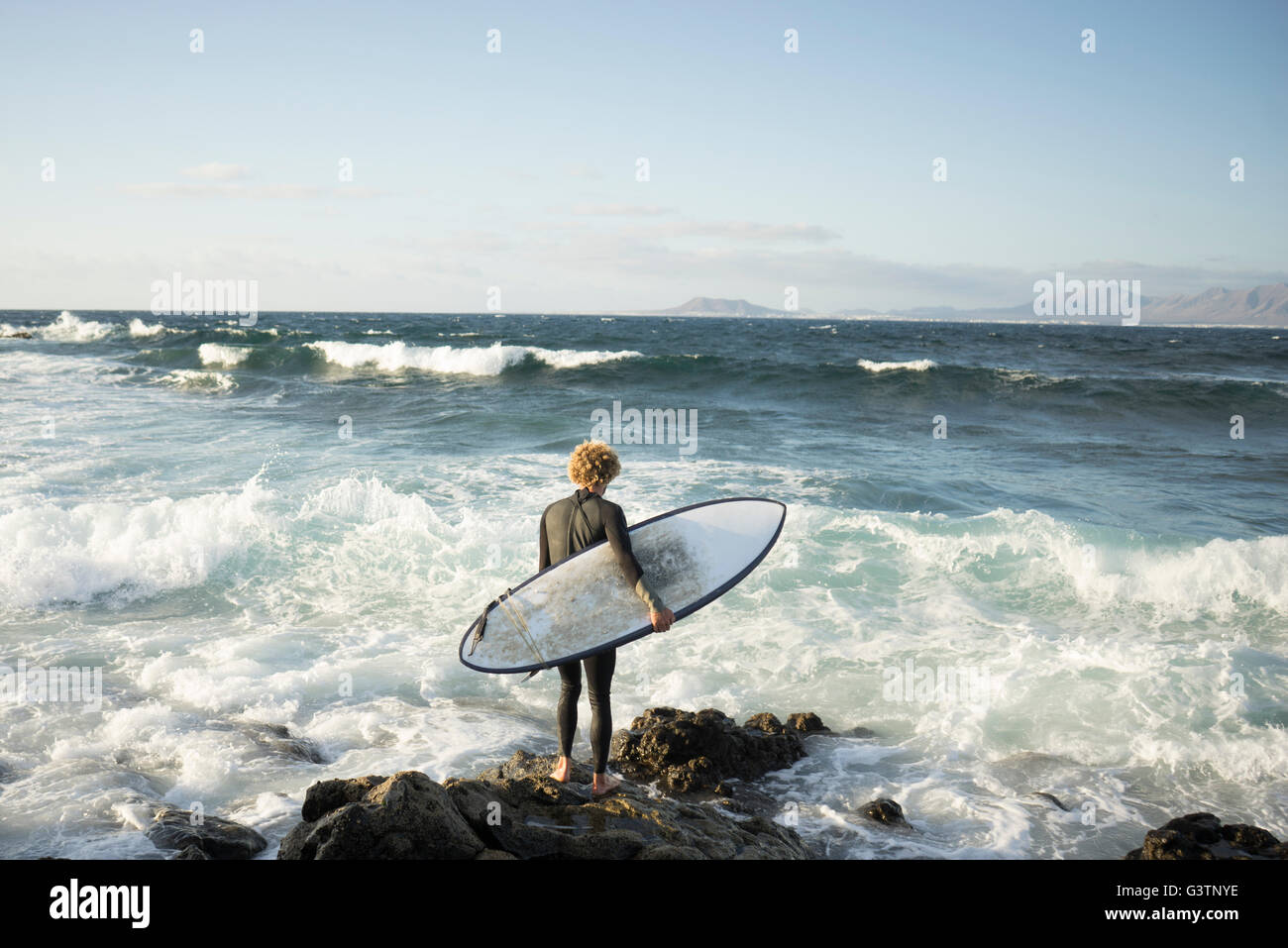 Ein Mann in Corralejo auf Fuerteventura Surfen wird vorbereitet. Stockfoto