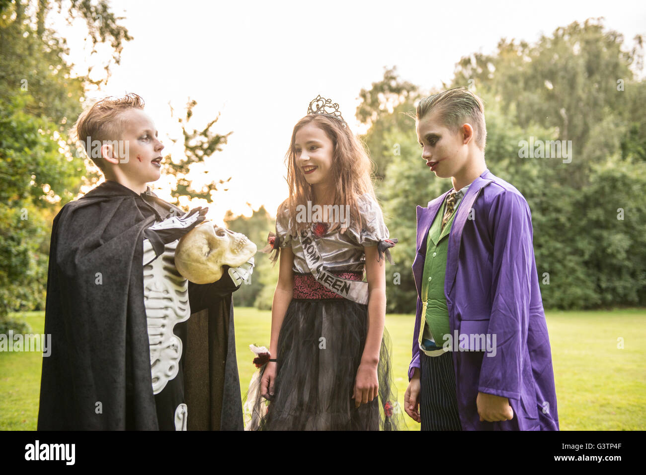 Drei Kinder gekleidet im Kostüm für Halloween-Nacht. Stockfoto