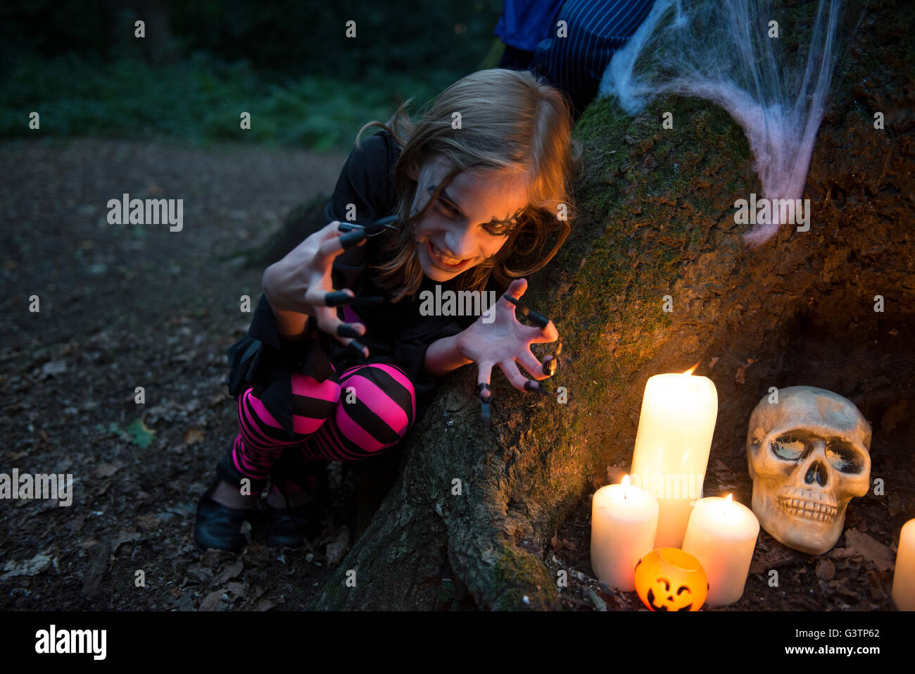 Ein junges Mädchen gekleidet im Kostüm für Halloween-Nacht. Stockfoto