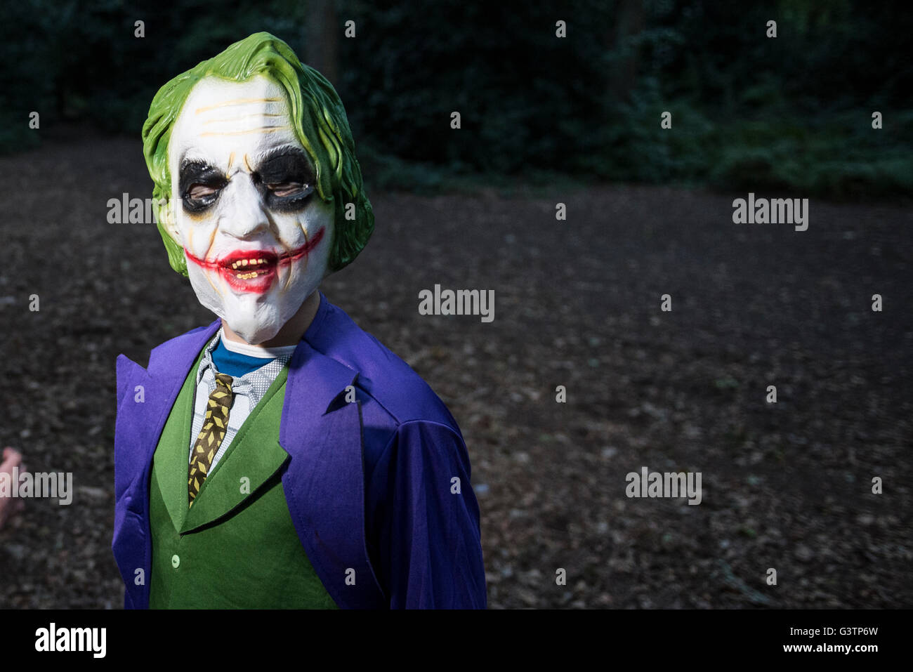Ein Junge gekleidet als Joker für die Halloween-Nacht. Stockfoto