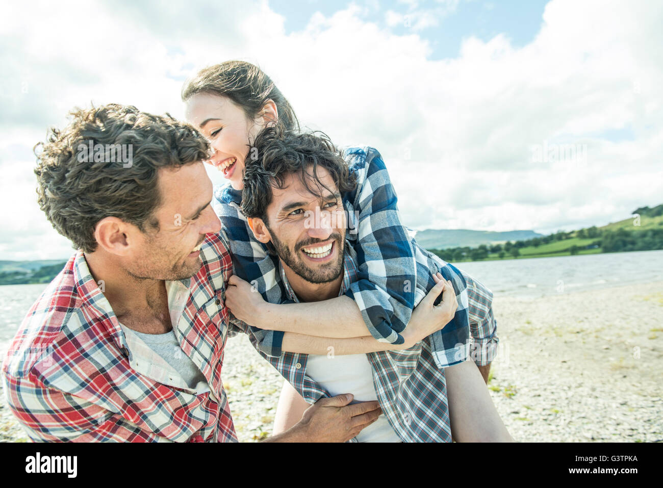 Drei Freunde, die Spaß am Ufer des Bala See in Wales. Stockfoto