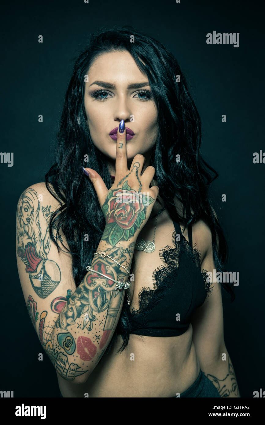 Tatowierte Arme Stockfotos Und Bilder Kaufen Alamy