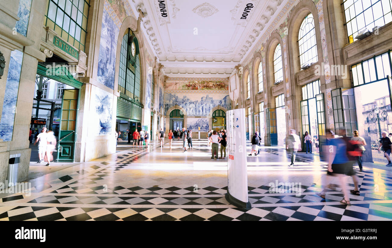 Portugal, Oporto: Historische Fliesen an den Wänden des Hauptbahnhofs Eingang Halle von Sao Bento Stockfoto