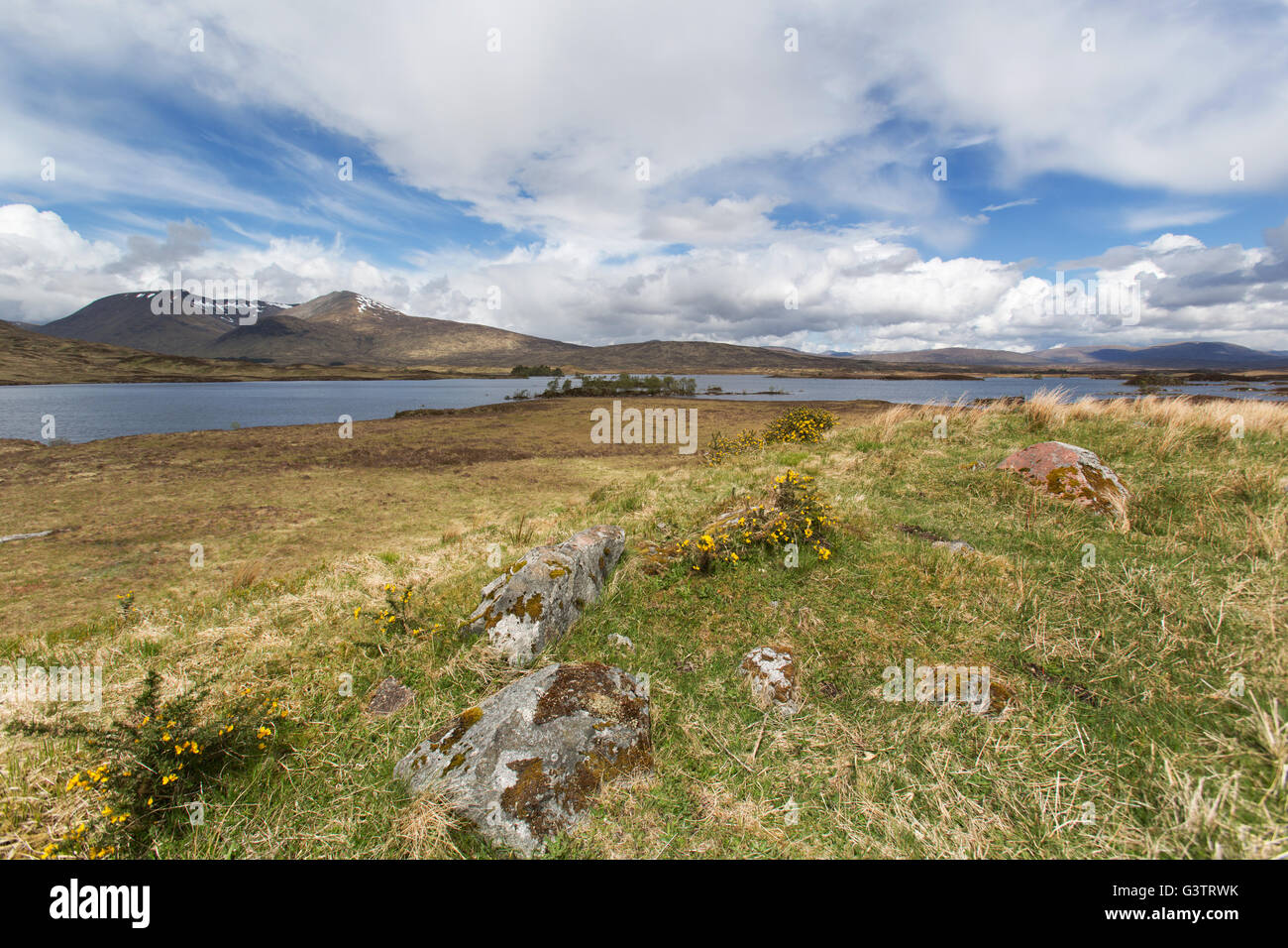 Grampians, Schottland. Malerische Aussicht auf Loch Tulla mit der schwarzen montieren Bergkette im Hintergrund. Stockfoto
