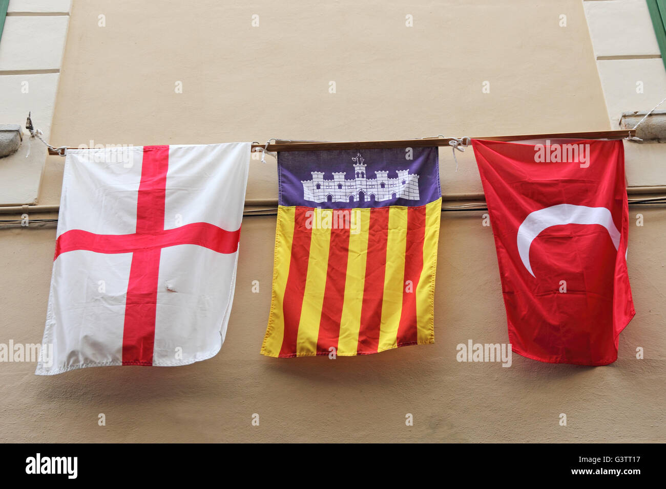 Weisse Halbmond Auf Rotem Grund Katalonien Und Rotes Kreuz Auf Weissem Hintergrund Fahnen Aufgehangt Fur Flagge Festival In Soller Mallorca Stockfotografie Alamy