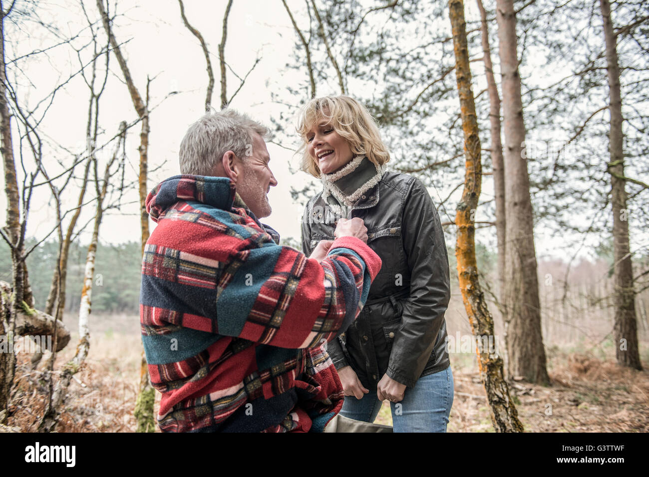 Senior Paar genießt eine Pause bei einem Waldspaziergang. Stockfoto