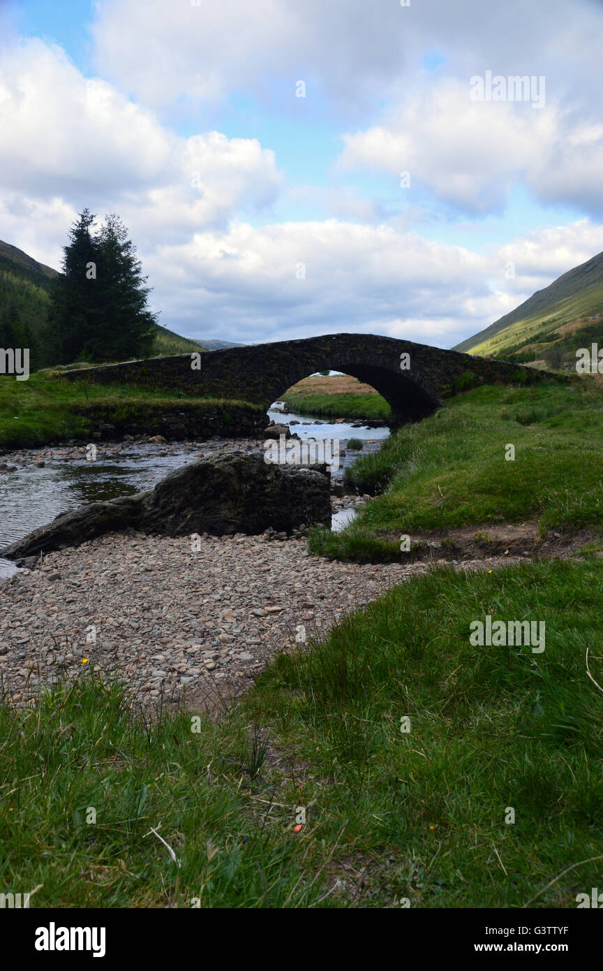 Die alte Single gewölbte Brücke über den Fluss Kinglas Butterbridge Highlands von Schottland, Vereinigtes Königreich. Stockfoto