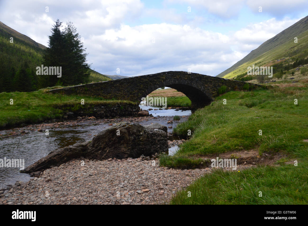 Die alte Single gewölbte Brücke über den Fluss Kinglas Butterbridge Highlands von Schottland, Vereinigtes Königreich. Stockfoto