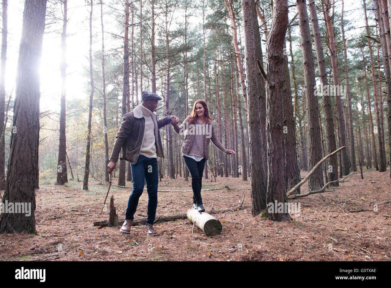 Ein junges Paar einen Waldspaziergang im Herbst zu genießen. Stockfoto
