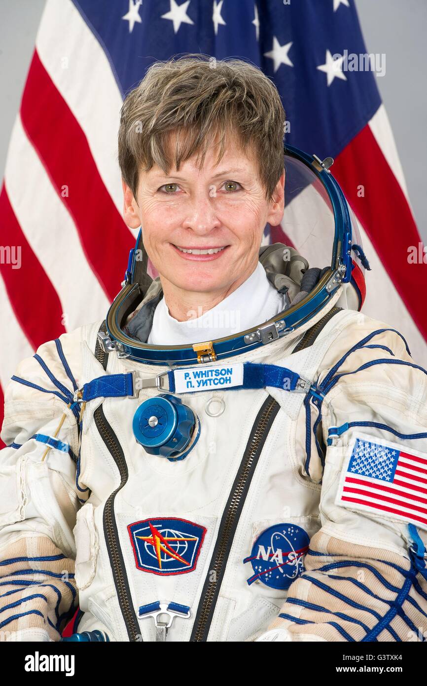 Internationale Raumstation ISS Expedition 50 NASA-Astronaut offizielle Porträt Peggy Whitson tragen den Raumanzug Sokol 13. Mai 2016 in Star City, Russland. Stockfoto