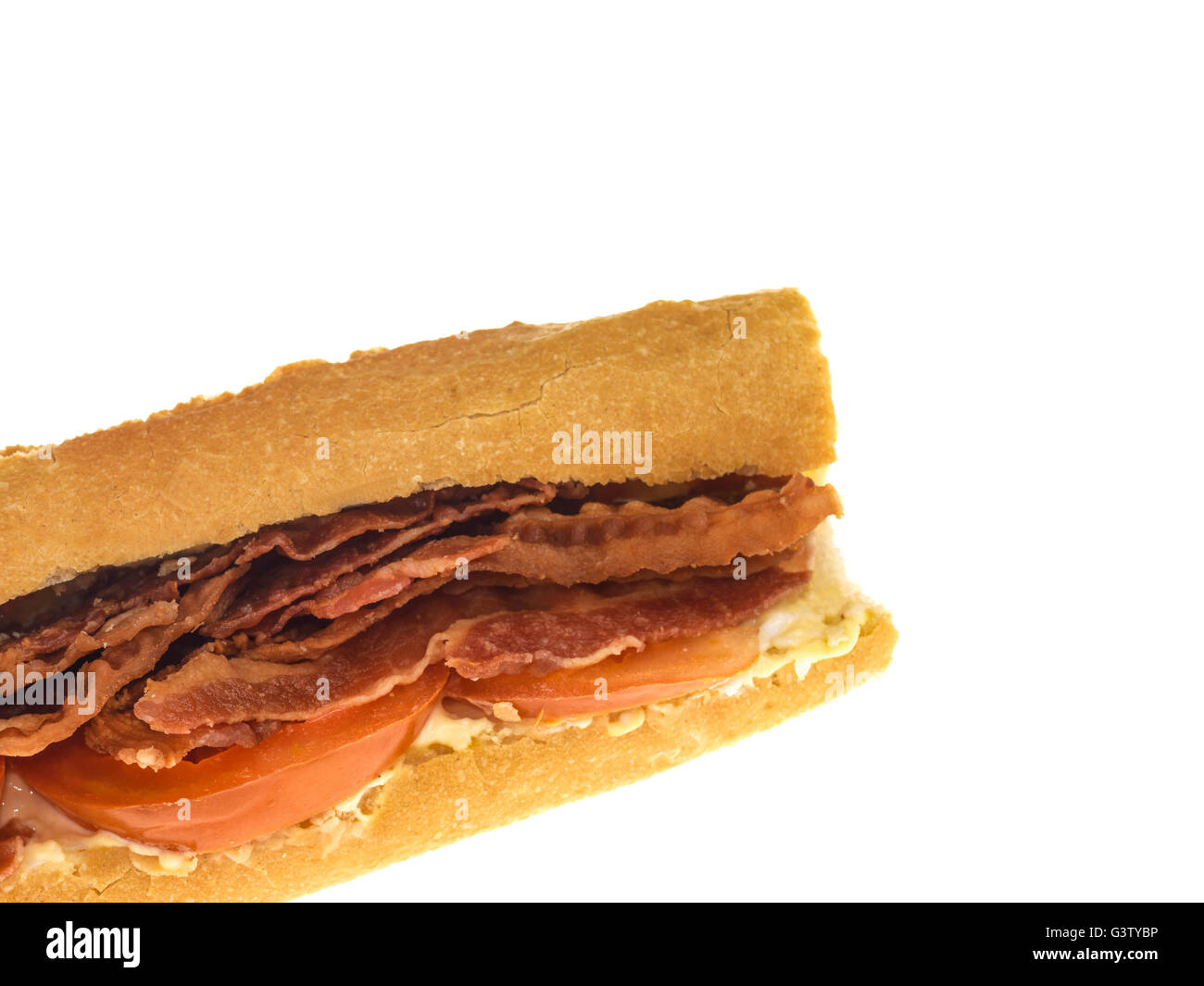 Kreative Bild einer knusprigen Bacon und Tomaten Brot Baguette Roll isolierten weißen Hintergrund mit Textfreiraum Stockfoto