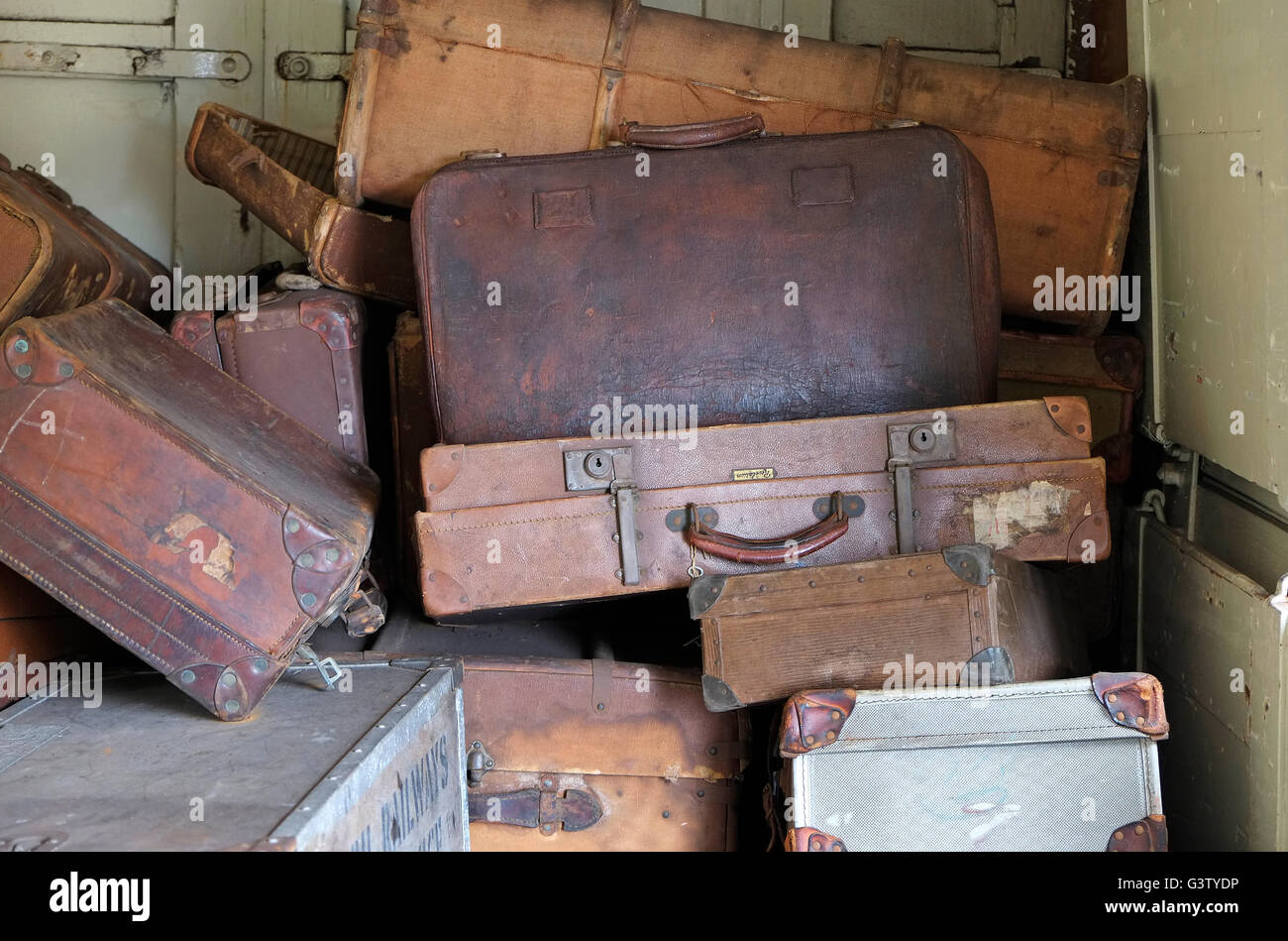 Haufen alter Koffer Stockfoto